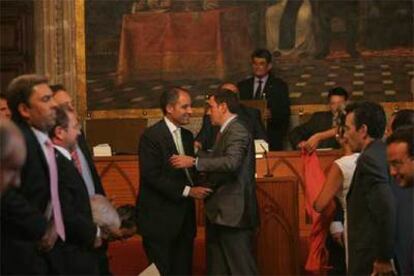 Camps y Pla se saludan duante la celebración del pleno dedicado al trasvase Júcar-Vinalopó celebrado en el Palau de la Generalitat.