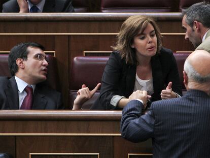 Sáenz de Santamaría dialoga con Duran en el pleno del Congreso. A la izquierda, José Luis Ayllón.