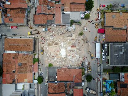 Vista aérea publicada por el gobierno del estado de Ceará de un edificio derrumbado en Fortaleza (Brasil). Las autoridades han confirmado una segunda víctima que murió en el derrumbamiento del edificio.