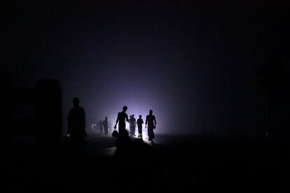 Los refugiados rohingya abandonan la playa de Shamlapur tras la jornada de pesca para regresar al campamento de Shamlapur en Cox's Bazar (Bangladesh)