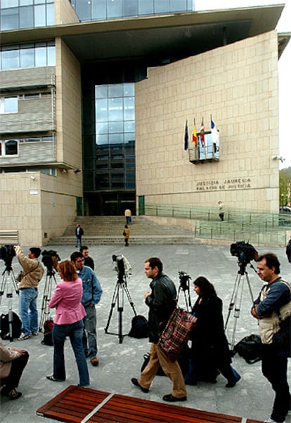 Numerosos periodistas esperan en la puerta del Palacio de Justicia de San Sebastián, donde ha comenzado el juicio.