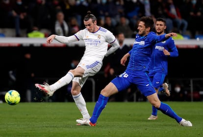 Gareth Bale dispara a puerta contra el Getafe, este sábado en el Bernabéu.