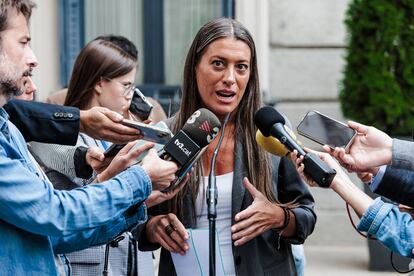 La portavoz de Junts en el Congreso de los Diputados, Miriam Nogueras, atiende a los medios en el patio del Congreso de los Diputados, este martes.