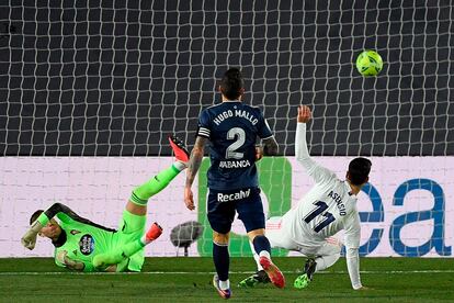 Marco Asensio marca el segundo gol del Madrid al Celta en el Di Stéfano.