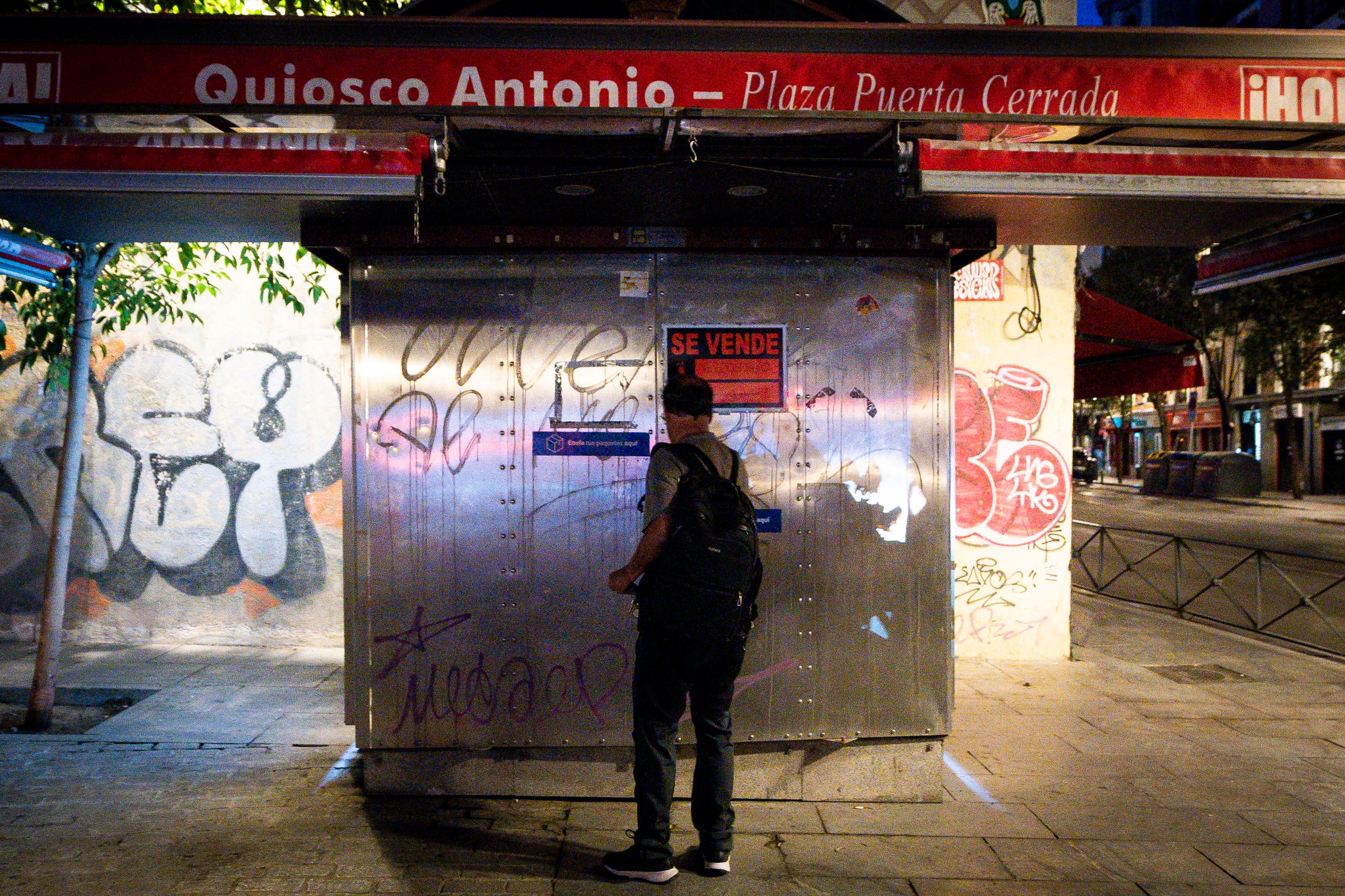 Antonio Izquierdo abre las puertas de su quiosco por última vez.