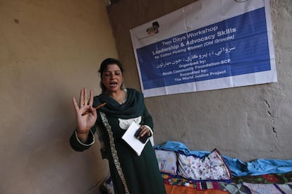 Beena Hussain imparte un taller de liderazgo y defensa de las propias habilidades personales a las recolectoras. El curso fue organizado por la Fundación de la Comunidad Sindh (SCF) en la aldea de Meeran Pur el pasado 23 de noviembre de 2014.