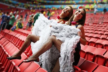 Jovens francesas nas arquibancadas do Estádio Nacional, onde a seleção francesa enfrentou a Nigéria, 30 de junho de 2014.