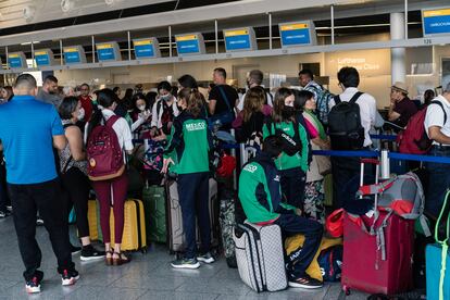 Pasajeros en cola en el aeropuerto de Fráncfort este miércoles.