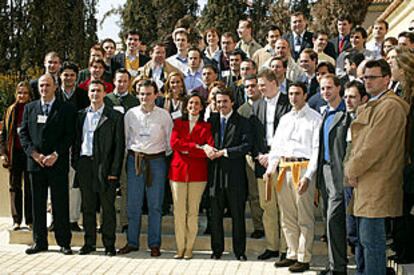 José María Aznar, con los líderes de las Juventudes del Partido Popular Europeo, ayer en Salamanca.