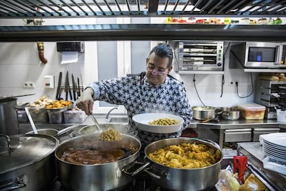 Pepe Filloa, jefe de cocina del restaurante La Clave de Madrid, entre fogones preparando un cocido madrileño.