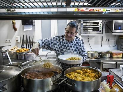 Pepe Filloa, jefe de cocina del restaurante La Clave de Madrid, entre fogones preparando un cocido madrileño.