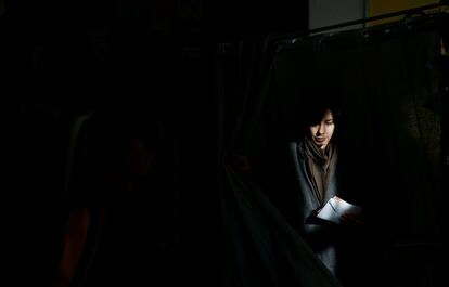 Una mujer sale de una cabina de votación en un colegio electoral en Madrid. 