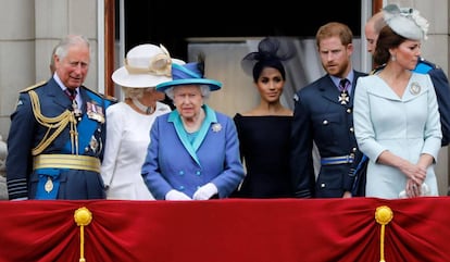 La reina Isabel II, acompañada del núcleo directo de la familia real británica, en el balcón del palacio de Buckingham.