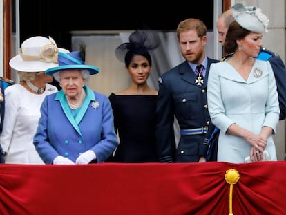 La reina Isabel II, acompañada del núcleo directo de la familia real británica, en el balcón del palacio de Buckingham.