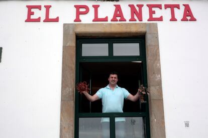 Roberto Cristóbal, uno de los dueños de El Planeta, sujeta ejemplares de marisco