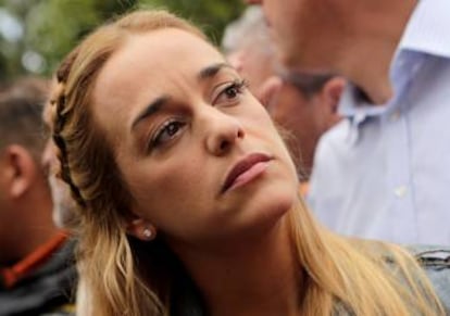 Lilian Tintori, esposa del l&iacute;der opositor preso Leopoldo L&oacute;pez, durante una manifestaci&oacute;n.