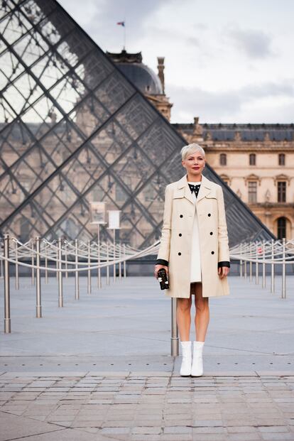 Michelle Williams, asesorada por su estilista para acudir con este estilismo de Vuitton al desfile de la firma de la que también es imagen.