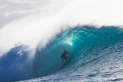 El surfero, Balaram Stack, en la costa norte de Oahu, Hawái.