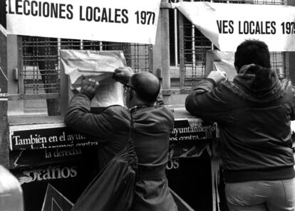 Dos votantes comprueban sus nombres en el censo en un colegio electoral en Madrid, en la jornada de las elecciones municipales del 3 de abril de 1979.