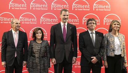 Des de l'esquerra: el president de Foment del Treball, Gay de Montellà, la vicepresidenta del Govern espanyol, Soraya Sáenz de Santamaría, el Rei Felie VI, Carles Puigdemont i la delegada de Govern, María de los Llanos de Luna.