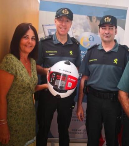 Imagen de la entrega de los cascos a los agentes de la Guardia Civil.