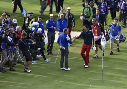 Jamie Donaldson estrecha la mano del norteamericano Keegan Bradley.