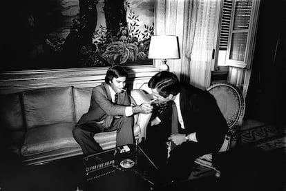 Felipe González enciende un cigarrillo a Adolfo Suárez en una imagen distendida tomada durante una entrevista en el palacio de La Moncloa el 27 de junio de 1977.