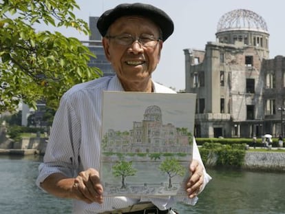 Hiroshi Hara, superviviente de la bomba atómica, muestra una de sus pinturas de la cúpula de Hiroshima que resistió a la onda expansiva.