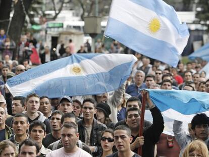 Suboficiales de la Prefectura Naval Argentina se manifiestan el martes en Buenos Aires.