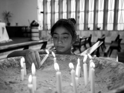 Una niña iraquí enciende una vela en la iglesia de Marqa, Jordania.
