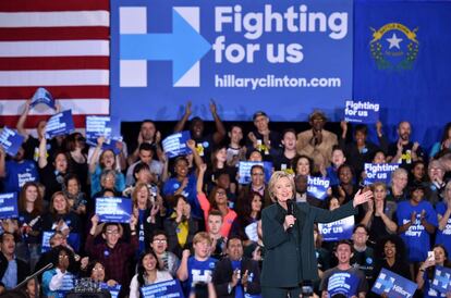 Hillary Clinton en el cierre de campa&ntilde;a en Las Vegas, el viernes.