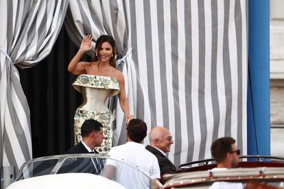 Jeff Bezos y Lauren Sánchez salen del hotel Aman Venice, antes de su esperada boda, en Venecia, Italia, el 26 de junio de 2025
