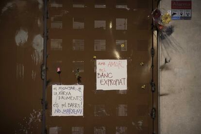 La porta del Banc Expropiat amb cartells de protesta.