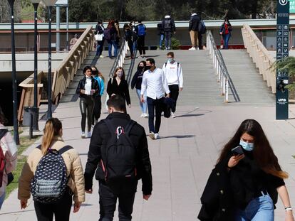 Estudiantes en el campus de la Universidad Autónoma de Barcelona, a finales de marzo.