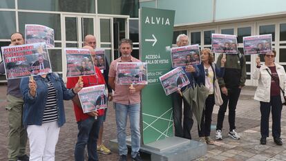 Miembros de la Plataforma de Víctimas por el accidente del Alvia se han concentrado delante de las puertas del tribunal de Santiago de Compostela en el que se celebra el juicio del tren accidentado y que este jueves ha quedado visto para sentencia.