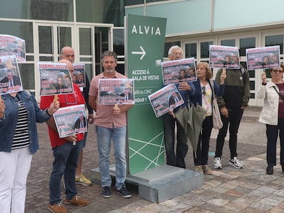 Miembros de la Plataforma de Víctimas por el accidente del Alvia se han concentrado delante de las puertas del tribunal de Santiago de Compostela en el que se celebra el juicio del tren accidentado y que este jueves ha quedado visto para sentencia.