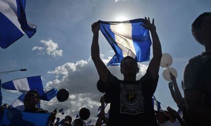 Un hombre sujeta una bandera nacional de Nicaragua durante la protesta en Managua.