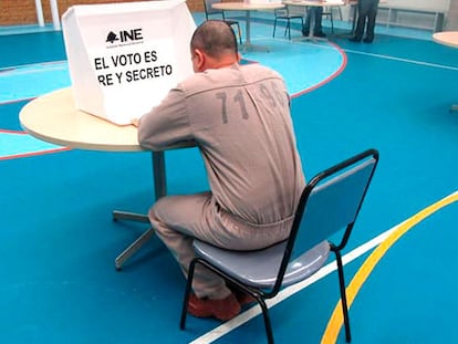 Un hombre ejerce su derecho al voto desde una cárcel de México, el pasado 18 de mayo.