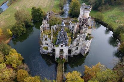 Vista aérea de las ruinas del castillo La Mothe-Chandeniers, en Les Trois-Moutiers (Francia).