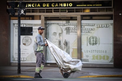 Fachada de una casa de cambio en Argentina, en una imagen de archivo.