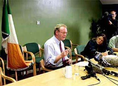 Martin McGuiness, dirigente del Sinn Fein, conversa con un grupo de periodistas en Belfast.