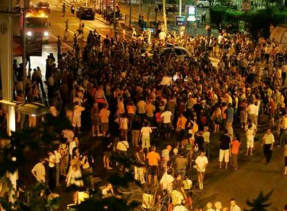 Varios centenares de vecinos protestan en el paseo de Maragall por la falta de suministro eléctrico.