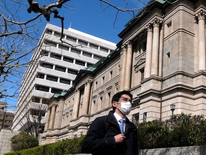Un viandante junto a a la sede del Banco de Japón.