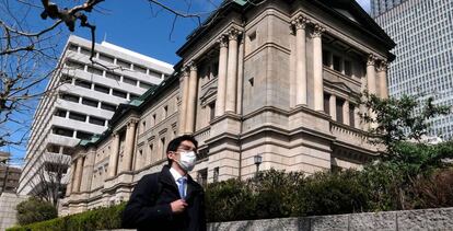 Un viandante junto a a la sede del Banco de Japón.