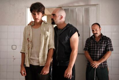 Escena del filme <i>Celda 211</i>, dirigida por Daniel Monzón. A la derecha, el actor Luis Tosar .