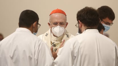 El cardenal y arzobispo de Madrid, Carlos Osoro, durante una misa en 2022.