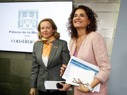 La vicepresidenta económica, Nadia Calviño junto a la ministra de Hacienda María Jesús Montero.