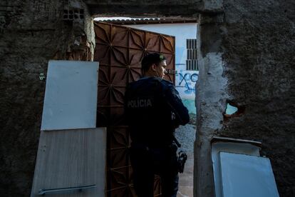 Em outros locais, entretanto, moradores não tiveram a mesma sorte. Na rua Cantinho Verde, no conjunto Palmeiras, várias famílias abandonaram suas casas, após serem expulsas pela facção local.