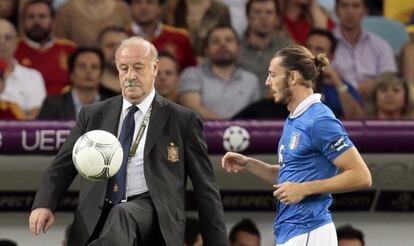 Del Bosque controla el bal&oacute;n ante Balzaretti.