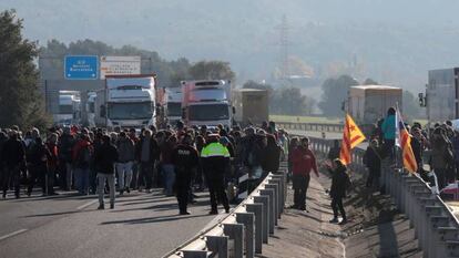 UNA DOCENA DE CARRETERAS DE CATALUÑA CORTADAS POR LA ACCIÓN DE PIQUETES